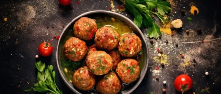 Podróż do Maroka. Jak przygotować aromatyczne pulpeciki z kurczaka z kuskusem i surówką?