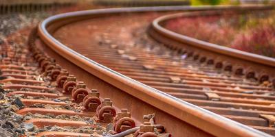 Chciała sobie skrócić drogę. Zginęła na torach!