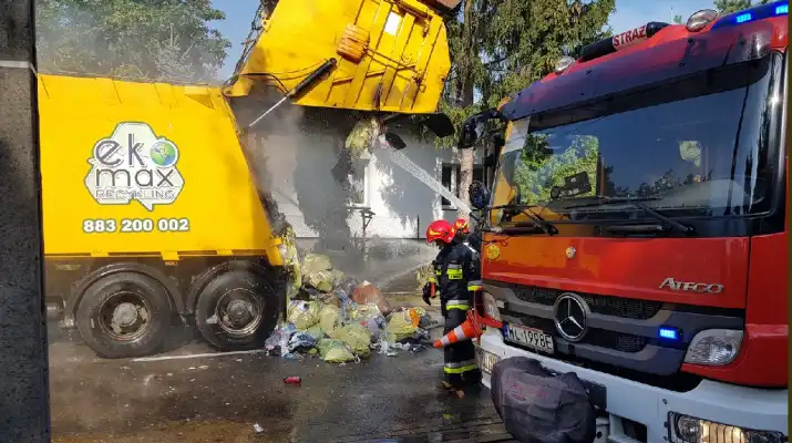 Paląca się śmieciarka przyjechała do strażaków