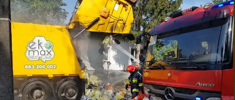 Paląca się śmieciarka przyjechała do strażaków