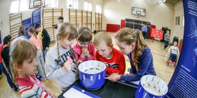 Eksperymenty, nauka i dużo radości -  Naukobus z Kopernika w Legionowie