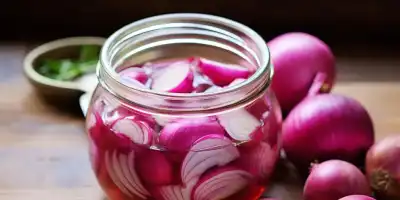 Cebulki w aromatycznej zalewie. Przepis na wykwintny dodatek do twoich potraw