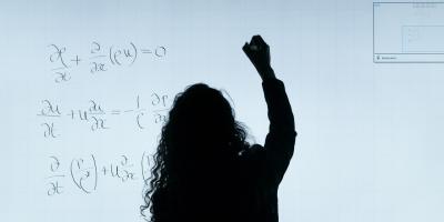 Czy warto wyposażyć sale szkolne w tablice multimedialne?