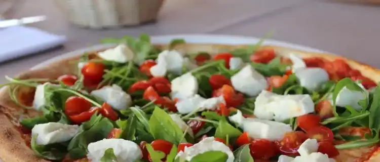 Jak przygotować ciasto na pizzę bez drożdży?