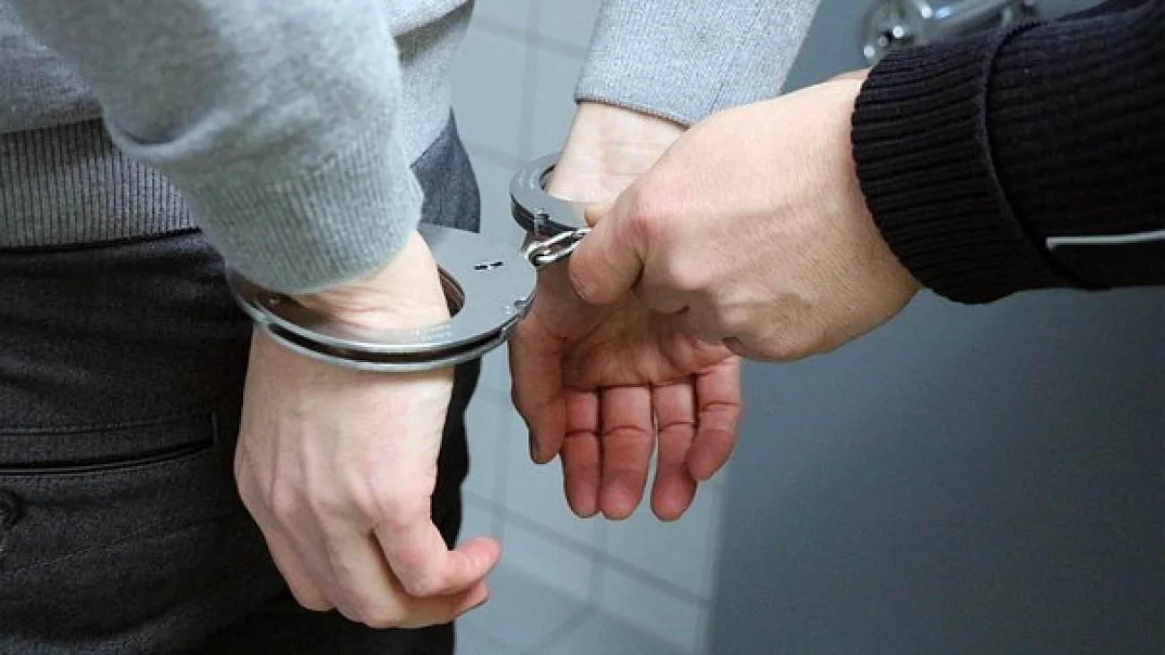 Kierował bez uprawnień, miał narkotyki i był poszukiwany