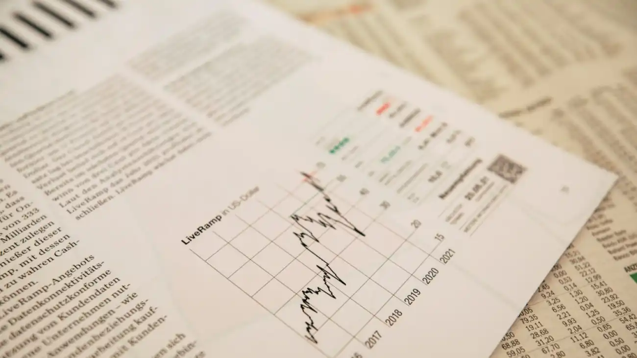 Pomoc w pisaniu pracy z ekonomii – dlaczego to się opłaca?