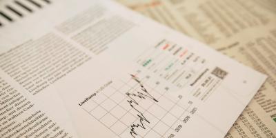 Pomoc w pisaniu pracy z ekonomii – dlaczego to się opłaca?