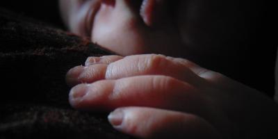 Chotomów. Pobite niemowlę w rodzinnym domu walczy o życie