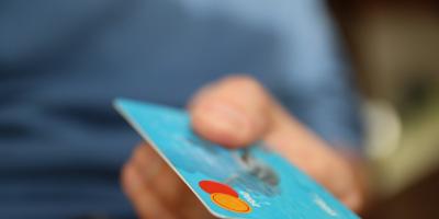 Wieliszew. Płacił skradzioną kartą bankomatową. Został zatrzymany.