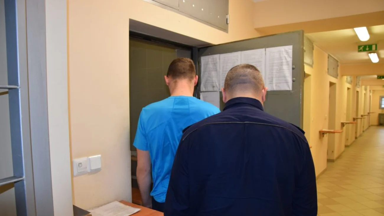 Kolejny sprawca kradzieży rozbójniczej w Legionowie zatrzymany. Ukrył się przed policją w piwnicy.