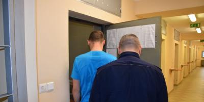 Kolejny sprawca kradzieży rozbójniczej w Legionowie zatrzymany. Ukrył się przed policją w piwnicy.