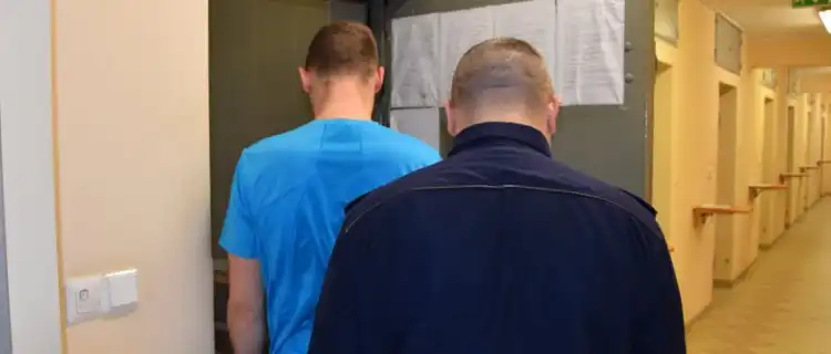 Kolejny sprawca kradzieży rozbójniczej w Legionowie zatrzymany. Ukrył się przed policją w piwnicy.