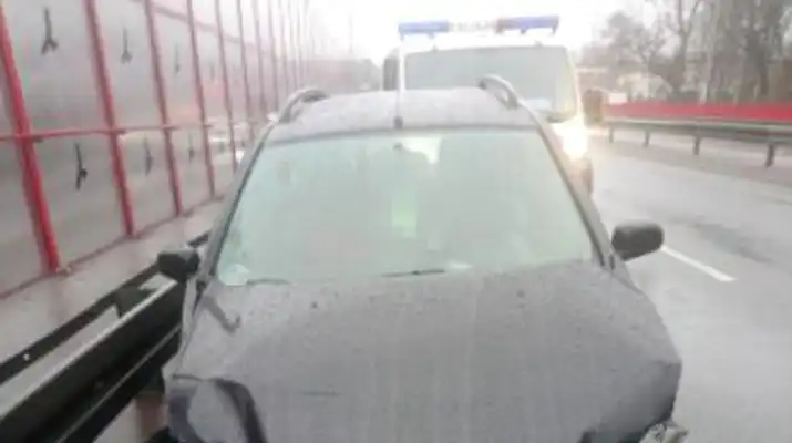Zderzyła się z barierami na wiadukcie