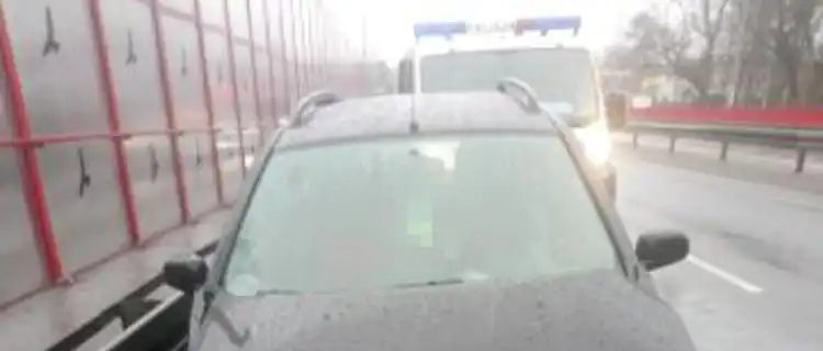 Zderzyła się z barierami na wiadukcie