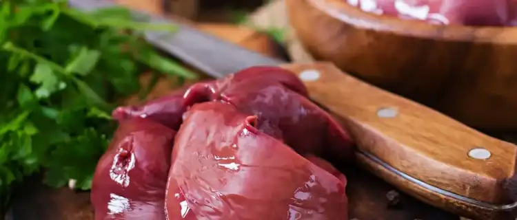Szukasz pomysłu na pyszny i szybki obiad? Spróbuj wątróbki z winem!