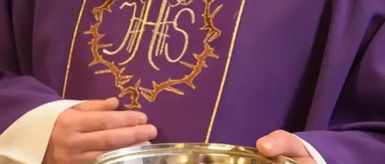 Co to jest środa popielcowa? Jaką symbolikę skrywa popiół?