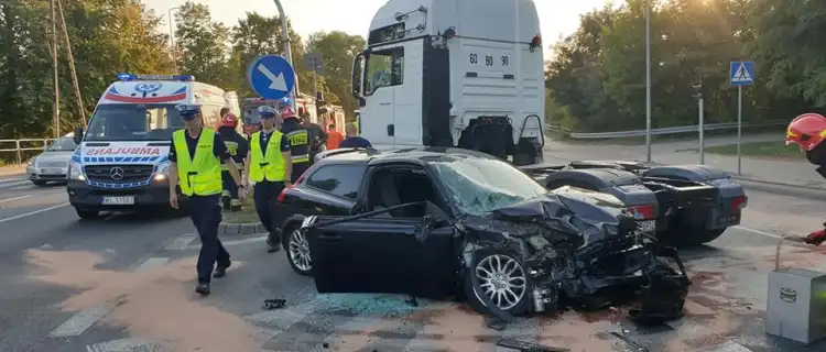 Kolejny wypadek na drodze krajowej nr 61 [Zdjęcia]
