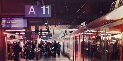 Opóźnione i odwołane pociągi to efekt nielegalnej blokady torów w Pruszkowie