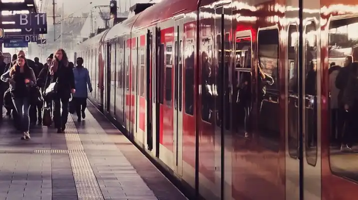 Opóźnione i odwołane pociągi to efekt nielegalnej blokady torów w Pruszkowie