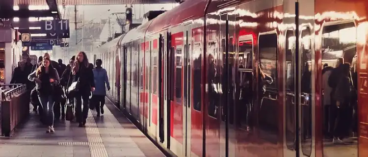 Opóźnione i odwołane pociągi to efekt nielegalnej blokady torów w Pruszkowie