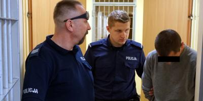 Uciekał przed plicjantami przez wodę, zarośla i krzaki 