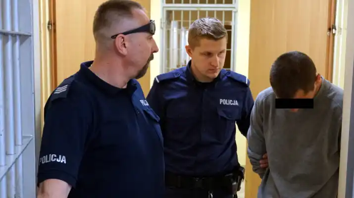 Uciekał przed plicjantami przez wodę, zarośla i krzaki 