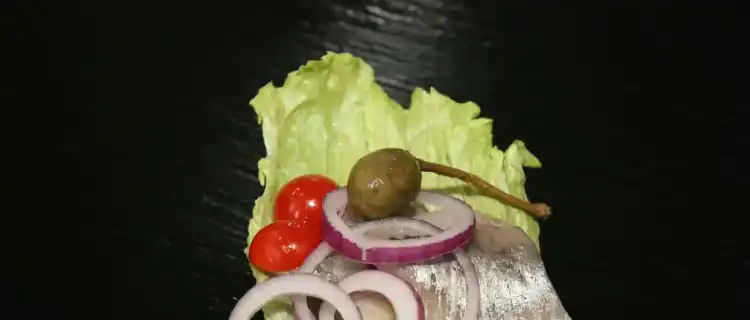 Przepis na śledzie w oleju z cebulą