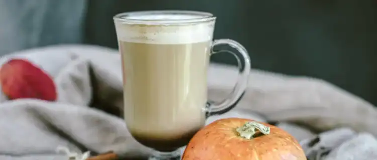 Pumpkin Spice Latte. Rozgrzewająca magia dyniowej kawy.
