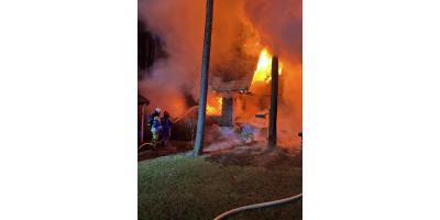 Pożar domu jednorodzinnego w Poddębiu (gm. Wieliszew) – jedna osoba ranna, budynek spłonął doszczętnie