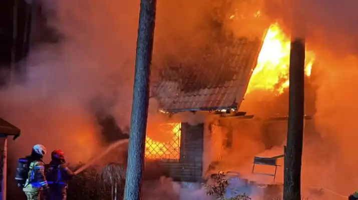 Pożar domu jednorodzinnego w Poddębiu (gm. Wieliszew) – jedna osoba ranna, budynek spłonął doszczętnie