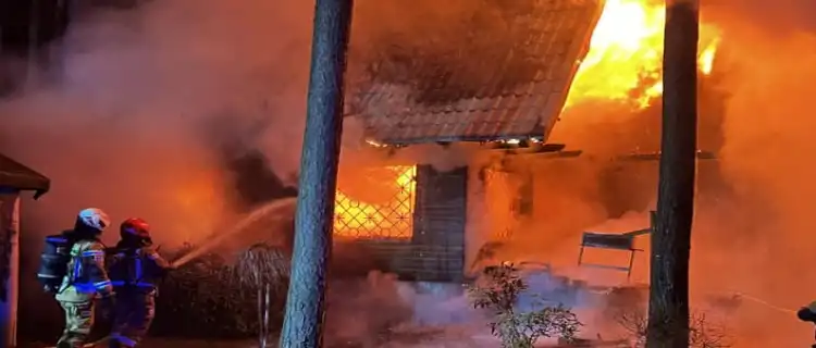 Pożar domu jednorodzinnego w Poddębiu (gm. Wieliszew) – jedna osoba ranna, budynek spłonął doszczętnie