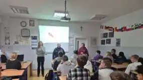 Policjantka i przedstawicielka Sanepidu rozmawiały z młodzieżą o dopalaczach i narkotykach