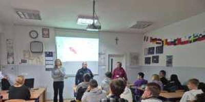 Policjantka i przedstawicielka Sanepidu rozmawiały z młodzieżą o dopalaczach i narkotykach