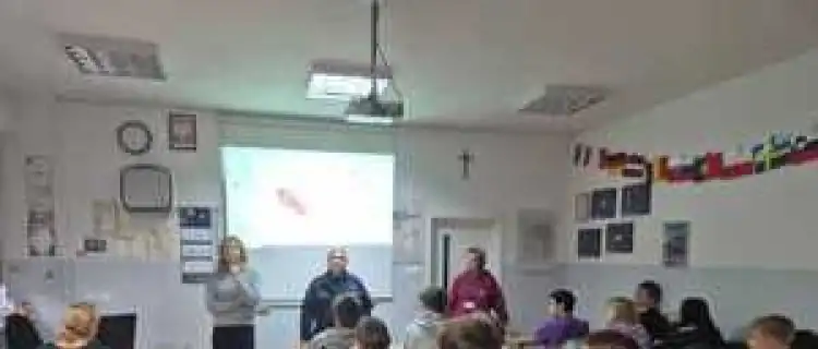 Policjantka i przedstawicielka Sanepidu rozmawiały z młodzieżą o dopalaczach i narkotykach