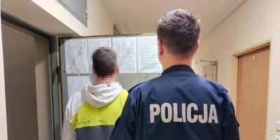 Jabłonowscy policjanci zatrzymali mężczyznę, który porysował zaparkowane samochody