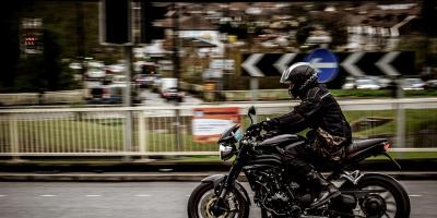 Piraci drogowi na motorach uciekali przed policją