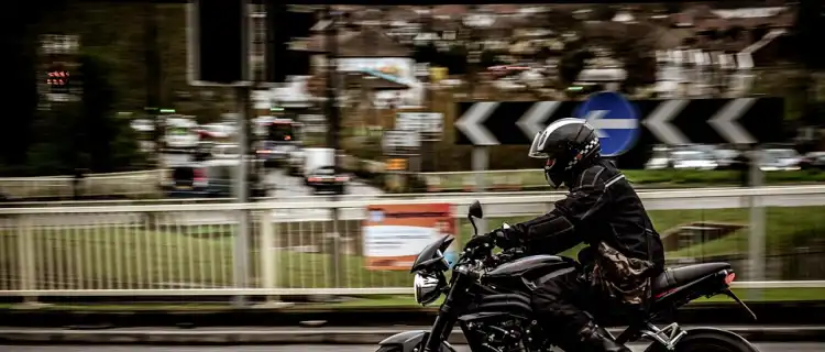 Piraci drogowi na motorach uciekali przed policją