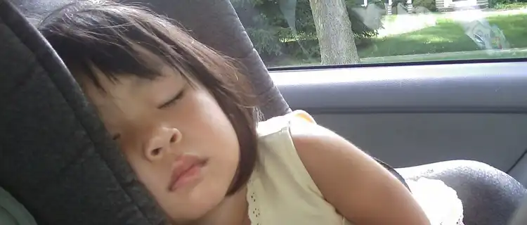 Dziecko w rozgrzanym samochodzie jest jak skazanie na śmierć! [Film]