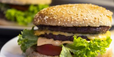 Sieć Żabka wycofuje cheeseburgery i kiełbaski z wołowiną ze sprzedaży!