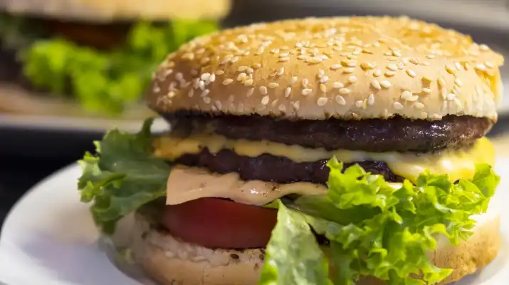 Sieć Żabka wycofuje cheeseburgery i kiełbaski z wołowiną ze sprzedaży!