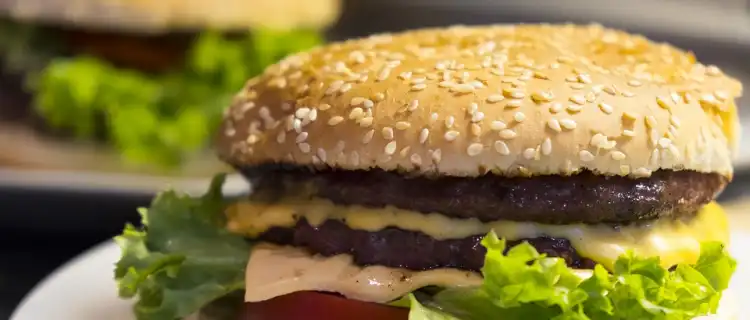 Sieć Żabka wycofuje cheeseburgery i kiełbaski z wołowiną ze sprzedaży!