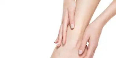 Domowe sposoby na popękane pięty z zastosowaniem sody.