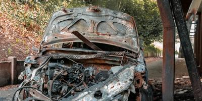 Pożar autobusu po zderzeniu z autem osobowym w Nieporęcie