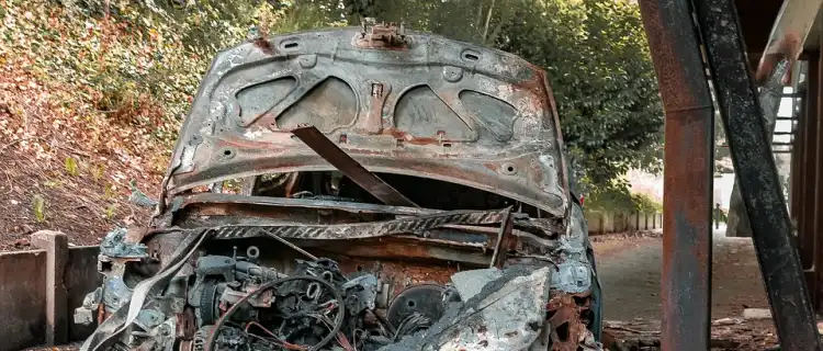 Pożar autobusu po zderzeniu z autem osobowym w Nieporęcie