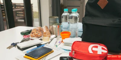 Plecak, woda, żywność i apteczka przygotowane na sytuację awaryjną — zdjęcie ilustracyjne