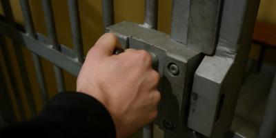 Znęcał się nad rodziną. Teraz przemyśli swoje zachowanie w areszcie