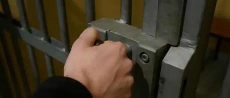 Znęcał się nad rodziną. Teraz przemyśli swoje zachowanie w areszcie
