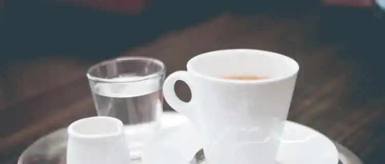 Espresso, co to za kawa i dlaczego podawana z wodą?