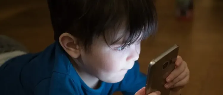Jak smartfon wpływa na rozwój dziecka?