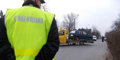 Straż Miejska w Legionowie usuwa z ulic kolejne wraki samochodów